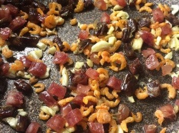 step3: 用蒜頭起鑊除白菜絲將其他材料先行爆香