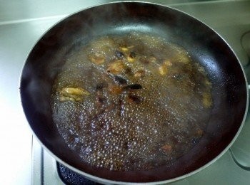 step2: 倒掉多餘的油後，同鍋倒入調好的<span class="group_3">照燒醬</span>與洋蔥燒至滾