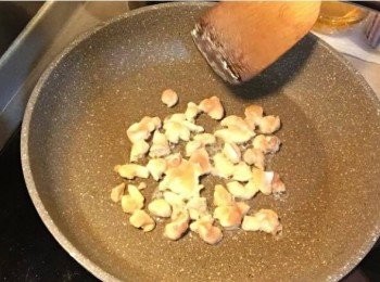 step6: 倒少許油落鑊，然後加入雞肉粒，炒至微微金黃色