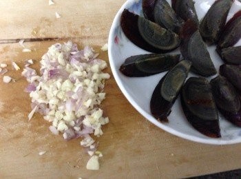 step2: 將蒜、紅蔥、挅成泥、青辣椒去籽，蒝茜、青蔥切碎