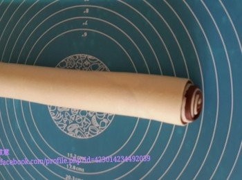 step6: 将麵團由底慢慢卷起成圓柱體