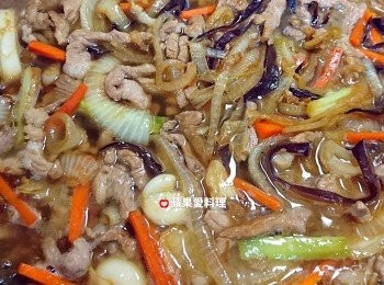 step8: 倒入米酒、醬油、糖拌炒一下後，加水。