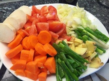 step3: 蕃茄、紅白蘿蔔切塊，蔥 切段，薑 切片，大蒜拍碎