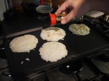 step4: 加入適量醬油，增加米飯的酥脆感與香味。