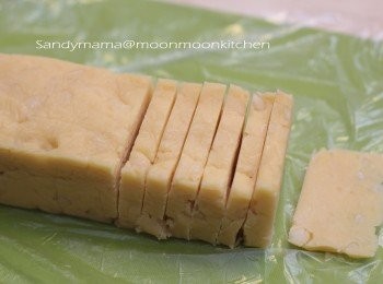 step11: 高筋粉及低筋粉混合好，過篩一次。