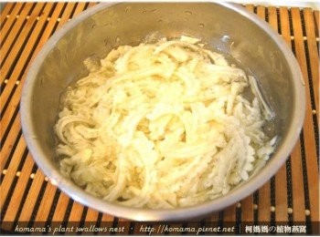 step3: 用鹽巴將苦瓜片稍為抓醃後，再放入冷水中冰鎮片刻。