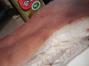 step4: 將整份五花腩塗上紹酒醃 10 分鐘