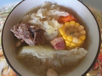 step2: 除雪耳外，其他材料放入煲中，加水至蓋過材料，水滾後，以細火煲2小時，最後放入雪耳滾大約20分鐘，落鹽調味，完成～