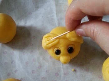 step16: 再加上耳朵(用牙籤壓花紋)