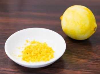 step1: 把檸檬表面的蠟質洗淨，刨出表面黃色的檸檬皮屑備用，小心不要刨出白色的部份。