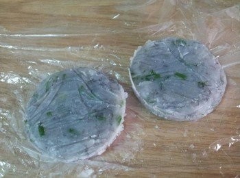 step4: 用模子或手把蝦排整型 , 再用保鮮膜包好放到冷凍中冰至硬身
(  因為蝦排很軟而且黏手 , 最好放到冷凍中冰一下 , 等會的操作才會比較方便 )