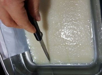 step9: 將已經灘凍的糯米粉糰用刀仔平均界出14份