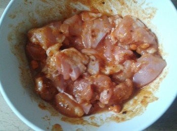 step1: 先將雞肉切小塊，用醃料醃雞肉半小時備用