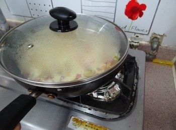 step8: 煎嘅期間要移動個鑊，請留意個別爐具嘅火力不同，請自行觀察餅底的焦度，調節烹調時間