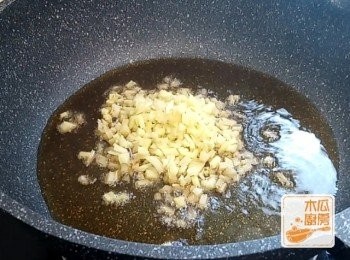 step2: 麻油煮熱，加入薑粒炒香
