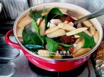step6: 15分鐘滾後加入貢梨肉及龍脷葉拌勻 , 再滾後蓋上蓋轉慢火煲1 1/2小時