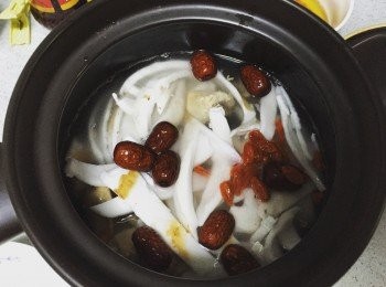 step2: 三黃雞加兩片薑過開水，濾掉臟沫，撈起下砂鍋。倒入椰汁，加半碗清水，鋪上椰肉，紅棗，枸杞。