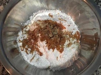 step3: 將在來米粉、太白粉、白胡椒粉、1/3量的油蔥酥、鹽，都先倒在大盆裡混勻；