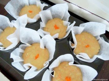 step5: 舀出小部分的面糊倒在已准备好的纸杯子里。最后，放入烤箱以160度烤10分钟，然后再把温度降低到150度，烤15分钟即可。