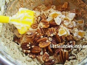 step4: 篩入麵粉和泡打粉拌勻，拌入糖薑粒和合桃