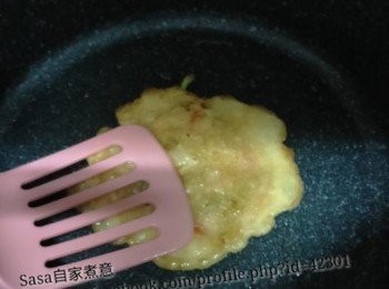 step9: 反轉，用鑊鏟輕輕壓平，煎至兩面金黃即可盛碟