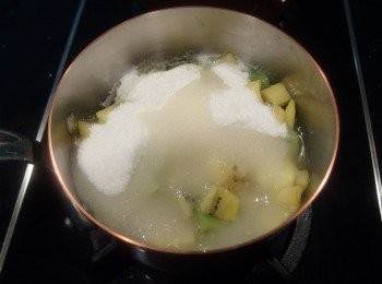 step4: 再加入糖及檸檬汁。再次煮滾。