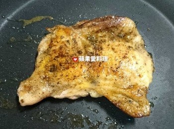 step3: 待雞皮煎到恰恰的狀態（金黃色）時，翻面，從鍋邊淋米酒，蓋上鍋蓋續煎。