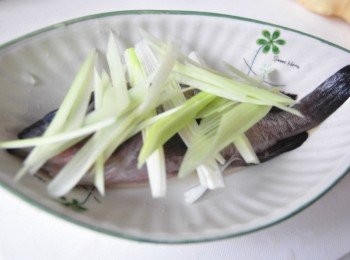 step3: 放上黑毛，鋪上蒜與蔥段