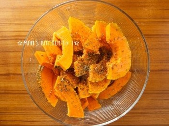 step1: 首先將南瓜切片後與義式綜合香料、橄欖油均勻混合。