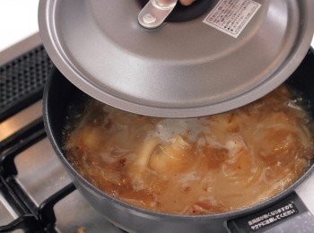 step8: 蓋上鍋蓋以小火燉煮40分鐘。