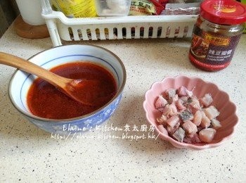 step2: 梅香鹹魚去骨後切粒 , 將所有<span class="group_3">調味料</span>放入碗中拌勻備用