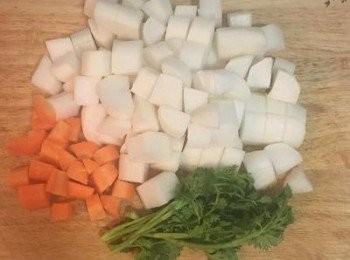 step2: 炸排骨前先將紅、白蘿蔔去皮切丁，香菜洗淨後略切。