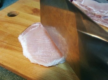 step1: 豬扒洗乾淨抹乾水份，用刀背拍鬆，切開3份