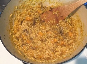 step7: 開鍋後繼續攪拌，將南瓜都壓碎（可保留一點點小塊增加口感），確認調味以及米飯已經熟透再加入一開始炒好的野菇拌勻即可