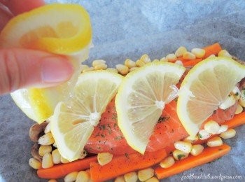 step3: 将鲑鱼和其他<span class="group_1">食材</span>一同摆再洋菇上。之后，淋上橄榄油，柠檬汁再加入调味料如盐巴，黑胡椒和一些香菜片。