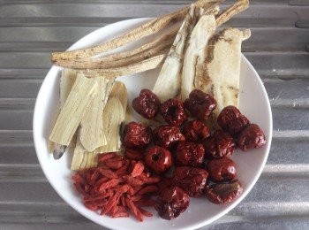 step1: 將所有藥材用水浸一會備用。