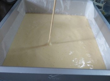 step19: 將麵糊於枱面上"登"幾吓,待麵糊內的空氣排走,亦可用竹籤於麵糊內轉圈