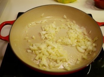 step1: 用1湯匙牛油爆香洋蔥, 蒜蓉
