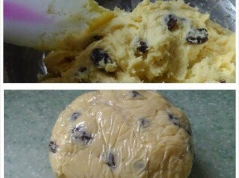 step2: 下蛋液拌勻後，加入葡萄乾拌勻再逐少倒入牛奶拌勻成黏黏的麵團。把麵團用保鮮膜包好略整形成圓形後放進雪櫃冷藏約30分鐘使麵團變硬。