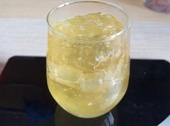 step10: 將梅酒混合物倒入杯子中。