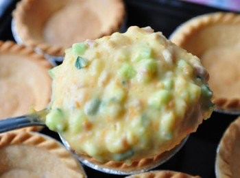 step6: 接著再豪邁將一大匙薯泥裝入一個個派塔內