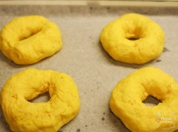 step8: 完成第2次發酵後用手略略壓扁排氣, 然後在麵團中間撐一個洞, 之後再用濕布或保鮮紙蓋面, 發酵多30分鐘 – 第3次發酵 (賣相明顯比捲成條狀再造成圓環差, 但方便嘛!)