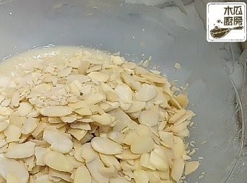 step2: 再加入杏仁片，輕輕拌勻，盡量不要壓碎；  放入雪櫃(正常格)冷藏30分鐘