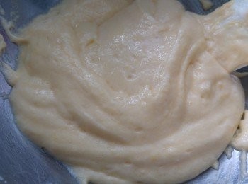 step9: 再將餘下的蛋白和麵團攪勻。