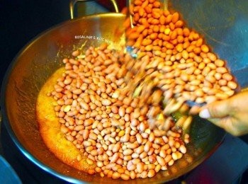 step5: 5.把剛剛的花生倒入鍋中，關火，快速拌炒。