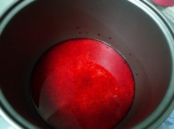 step2: 把放涼後的紅菜頭水浸著米約１小時。