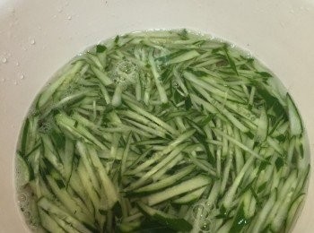 step3: 小黃瓜洗淨後切絲泡冰水備用；皮蛋剝殼後切塊。