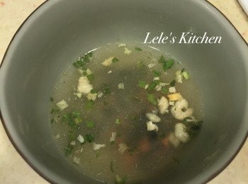 step5: 拿一些剛剛煮的熱水(約30ml)
將泡麵調味包泡開(我這邊只泡了粉包，油就沒有放囉~)
拌勻後倒入鍋中，稍微收汁
就可以把炒泡麵起鍋啦！