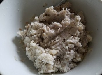 step2: 將芋頭放入水滾45分鐘，或蒸60分鐘，取出放涼後去皮搓成芋蓉
