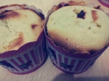 step7: 把一半的低筋麵粉和泡打粉過篩，加入麵糊內，拌勻。記得只加一半粉類免得麵糊太濃稠，其後加入的酸忌廉會難以拌勻。